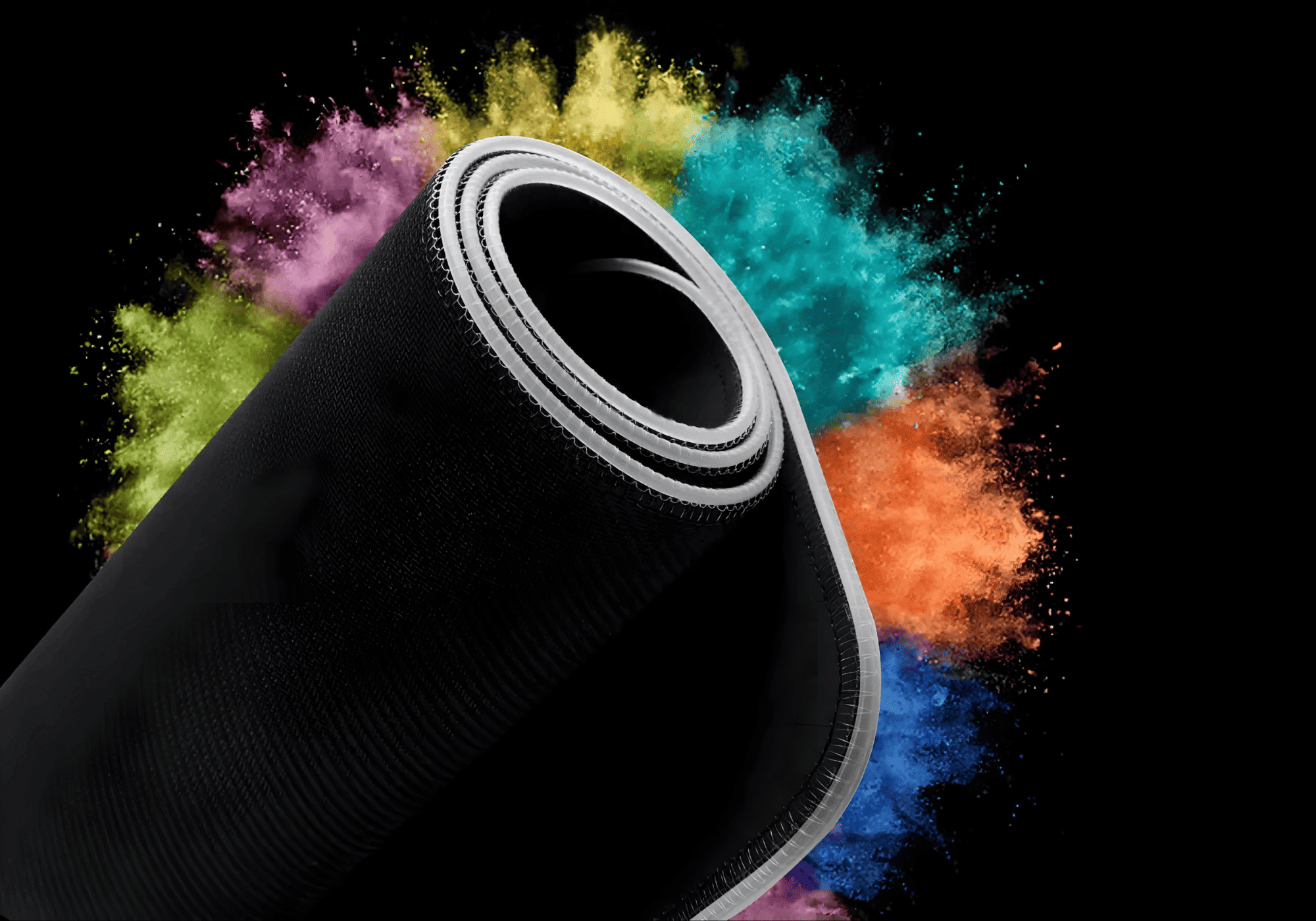 Tapis de souris RGB GlideStorm enroulable avec bords cousus, surface noire antidérapante et effet visuel coloré pour setup gaming.