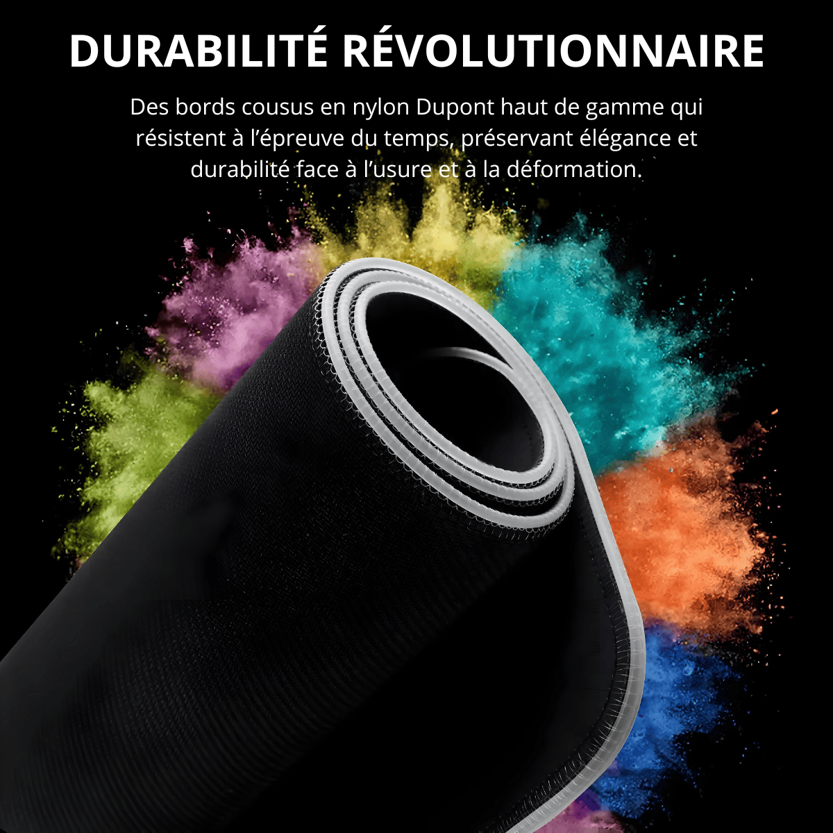 Tapis de souris RGB noir roulé avec bords cousus visibles, fond noir avec éclats de poudres colorées violette, verte, jaune, bleue et orange