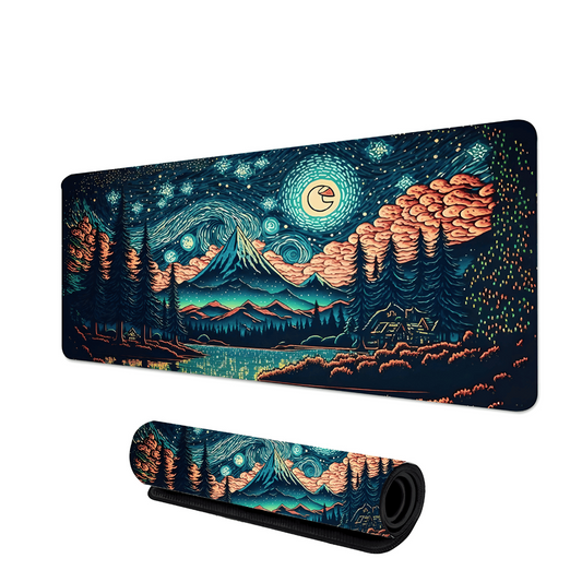 tapis de souris gaming avec paysage nocturne coloré, lac en reflet, forêt dense, montagnes et ciel étoilé tourbillonnant