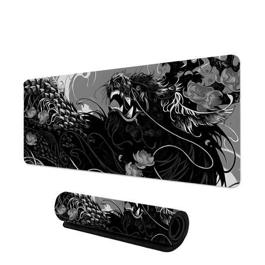 tapis de souris gaming avec illustration noir et blanc de créature rugissante entourée de fumée et d’écailles stylisées
