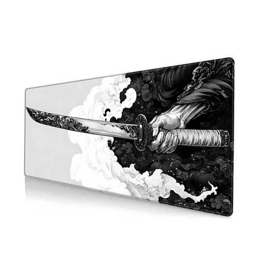 tapis de souris gaming avec illustration noir et blanc d’une main tenant un katana décoré sur fond de fumée contrastée