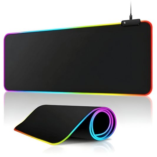 Tapis de souris RGB noir avec contour lumineux arc-en-ciel, logo Glidestorm en haut à gauche, câble branché en haut à droite, tapis en partie roulé