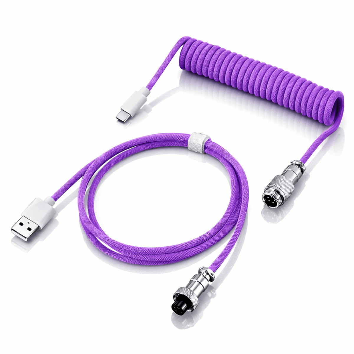 Câble gaming GlideStorm enroulé violet avec connecteurs métalliques, conçu pour un setup gaming propre et performant.