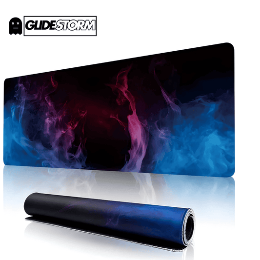 Tapis de souris ergonomique avec effet de fumée violet et bleu sur fond noir, grand format rectangulaire, exemplaire enroulé au premier plan