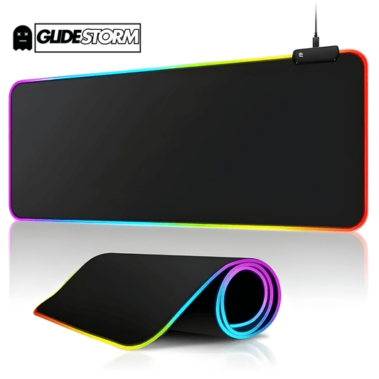 Tapis de souris RGB noir avec contour lumineux arc-en-ciel, logo Glidestorm en haut à gauche, câble branché en haut à droite, tapis en partie roulé