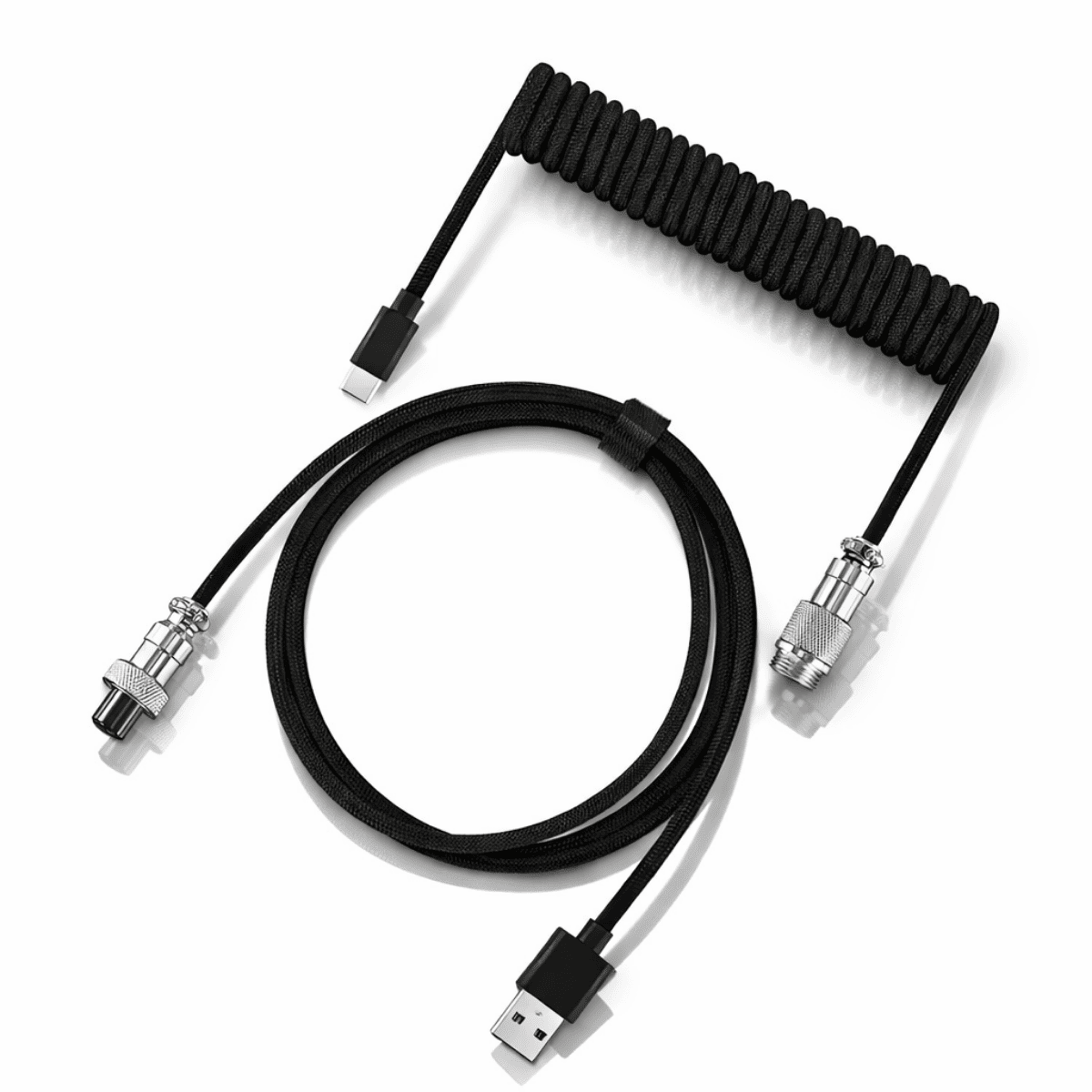 Câble gaming GlideStorm enroulé noir, design coiled pour une meilleure gestion du câble sur bureau gaming.